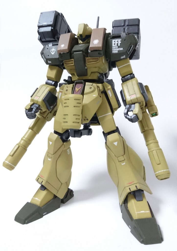 前腕は元ネタのように砲身にしようかと思いましたが、腰のEパックが取れなくなるので、懸架する方向に。