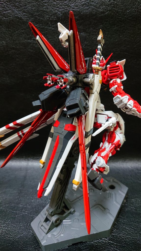 フライトユニットのバックパックとバーニアは多少弄ってあります
ブースターをシャープに仕上げたかったので雑誌の付録武器を加工して取り付けました
腰にはシールドを加工してライフルの付ける場所にジョイント出来るようにしてあります