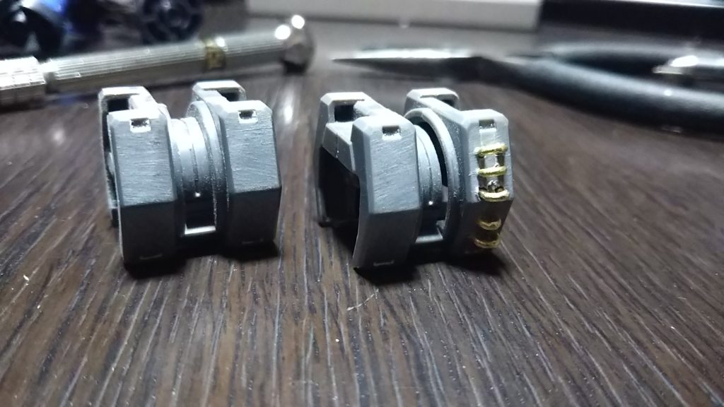 所々に1㍉の穴を開けて、この字に曲げた真鍮線を刺しています。