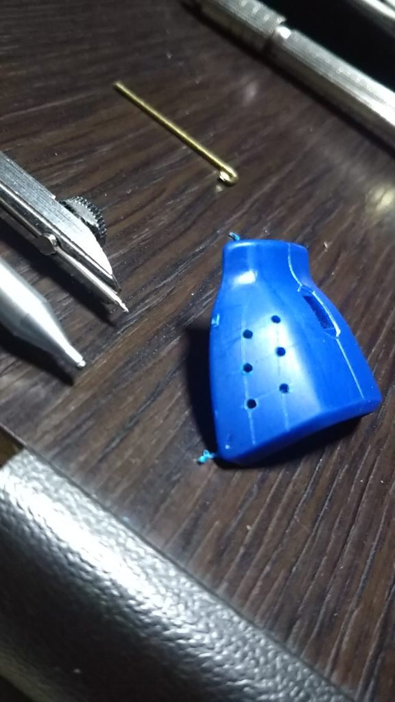 製図用のコンパスでけがいて穴を？いました。