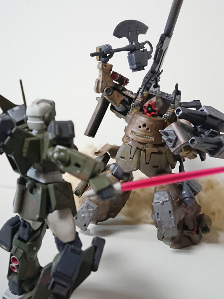 ヒートホークやスパイクシールドの他、肩シールドにもスパイクがあり、タックルなどで応戦することも。