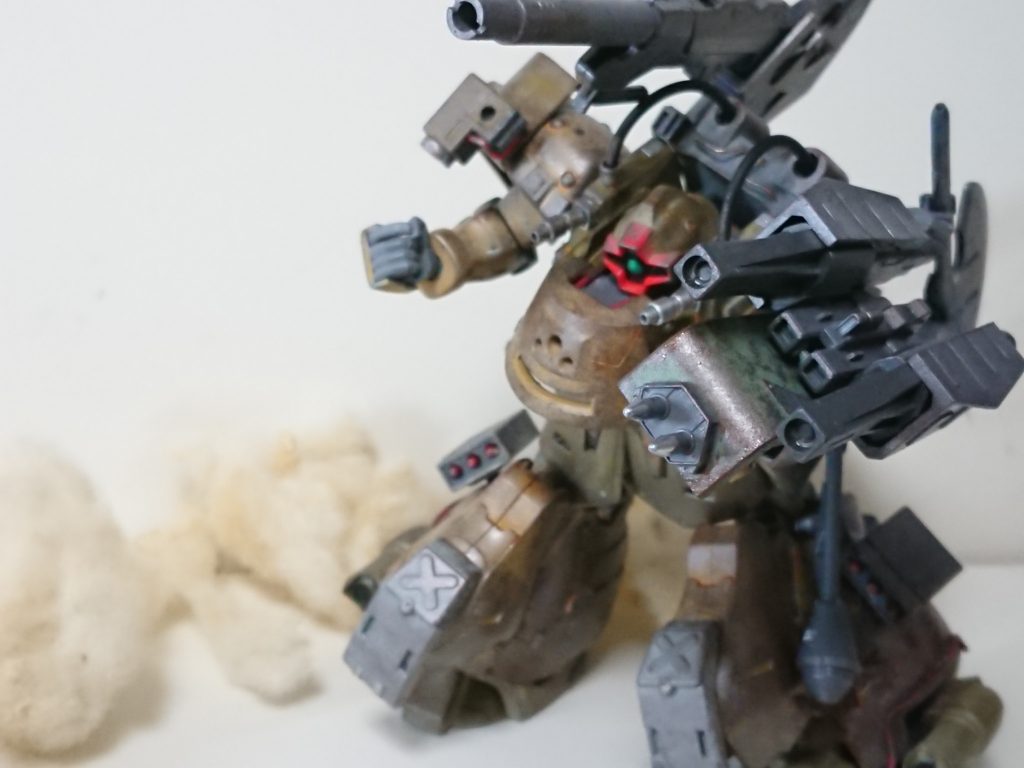 スパイクシールド&ツインバスターキャノン
ザクのシールドを加工してナックルガードとして使用できる他、バスターキャノンと呼ばれる高火力砲を2門装備している。