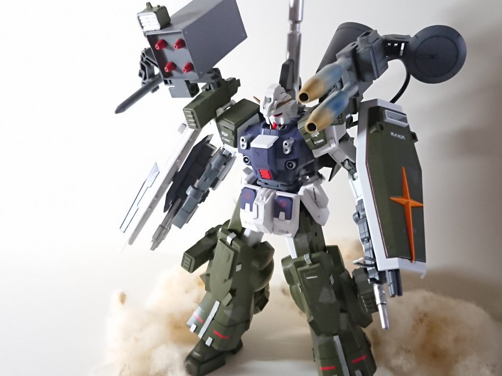 ジオン残党軍殲滅用に増援として送り込まれたガンダムタイプの機体。ベースとなっているフレームは一年戦争末期に製作された陸戦型ガンダム系のものである。当時増加傾向にあった特殊兵装や特殊システム、及びニュータイプと呼ばれるパイロット達の機体に及ぼす負荷等の影響力、要求スペックを検出するためだけの機体であり、一年戦争時には実戦には用いられていなかったが、戦後ジオン残党殲滅作戦用に倉庫から引き出され、類似機体の装甲を増産して宛がった。さらにペイロードの高さを利用して「FSWS計画」の技術を組み込み、制圧力に重点をおいた重攻撃型モビルスーツとして完成している。開発は陸軍主導で行われたとされ、主に陸上での運用が想定されており、一説には単機でビッグトレー級を上回る火力があると噂されている。