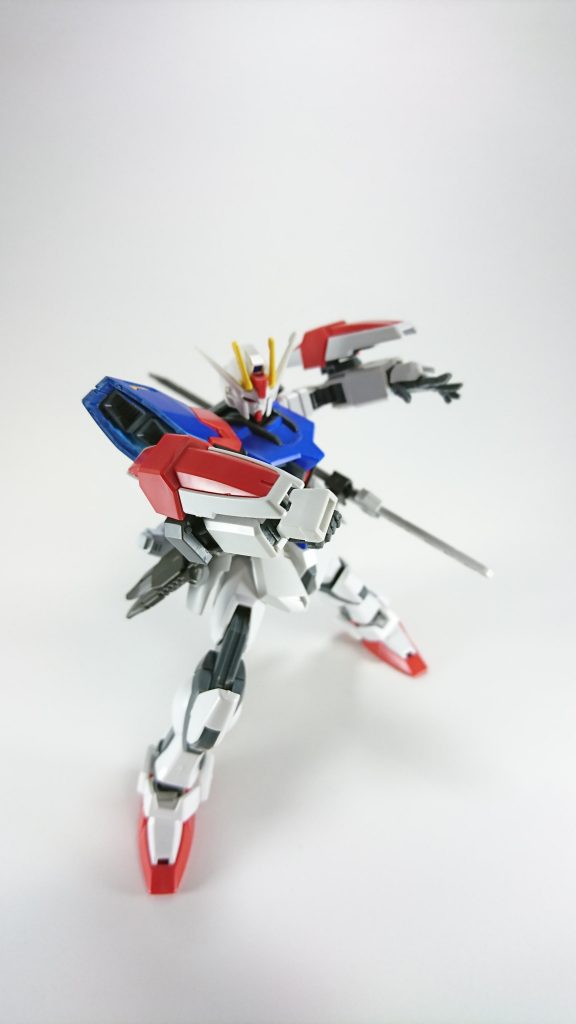 小型シールド&ビームサーベル
防御力よりも拳撃力向上を意識したもの。
格納されているビームサーベルも予備兵装の意味合いが強い。