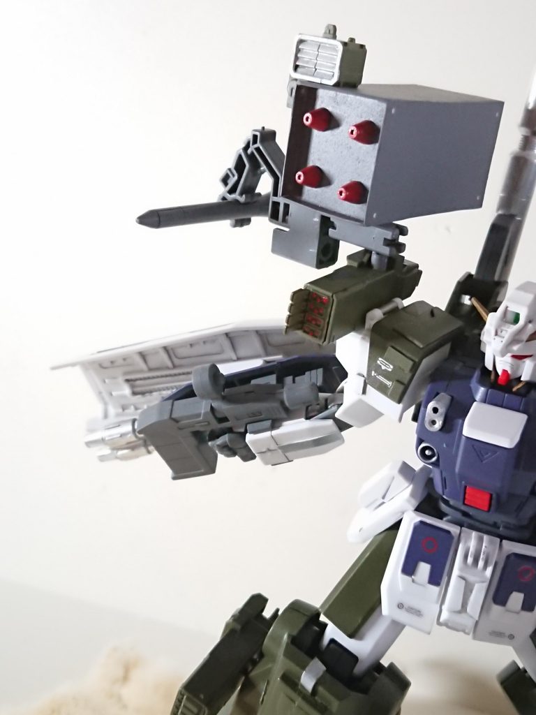 右肩部ミサイルパック&大型ミサイルランチャー&スティンガーミサイル
ミサイル系装備が過剰に搭載されており、高い面制圧力を持つ。拠点制圧用に高火力に調整されており、直撃すれば公国軍系の機体を一撃で戦闘不能にできるほど。スティンガーミサイルは一発限りだが、ミサイル本体の推力で対象にめり込み装甲を破損させた状態で起爆するものであり、高高度から用いれば地中貫通爆弾としても使用できる。