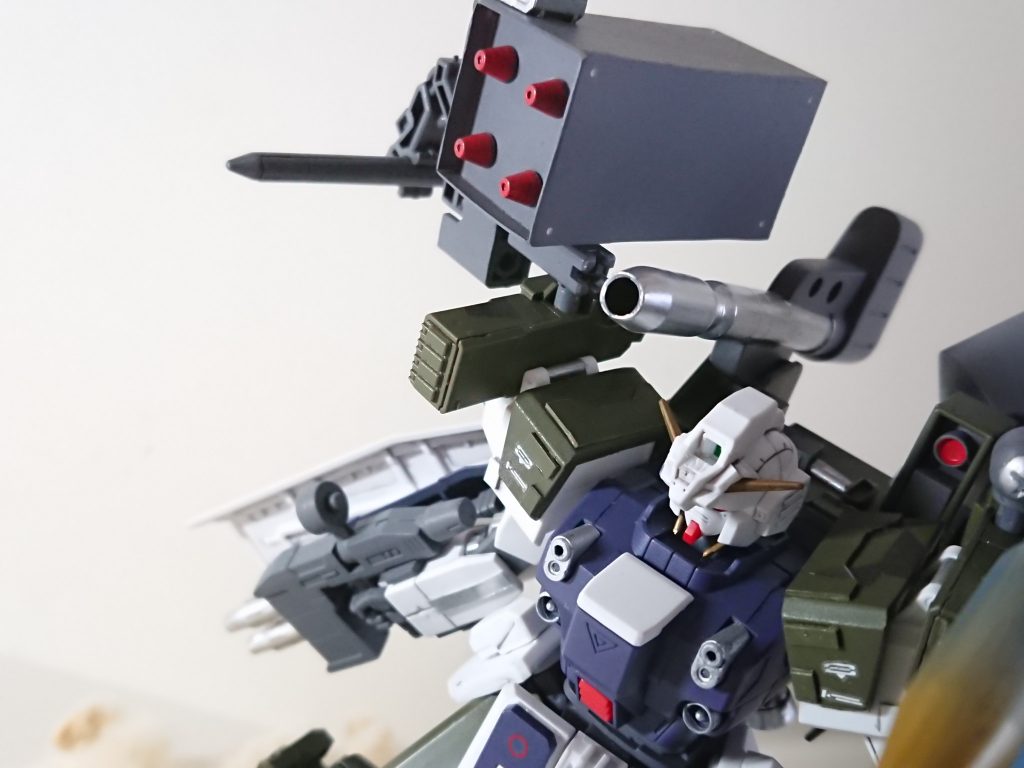 450㎜ロケット砲
フルアーマーガンダムの装備企画に存在したロケット砲をスケールアップさせたものであり、静止状態からでなければ発射できないが、本機体の実弾装備では最高火力を誇る。