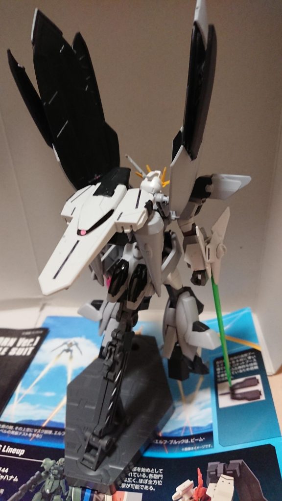 プロト・ウェインの背部にはサーチフェイスという2つ目の顔があり後方の索敵
に長けている、固定式ドラグーンとカノン砲はサーチフェイスが装備している。
固定式ドラグーンは本来のビームは