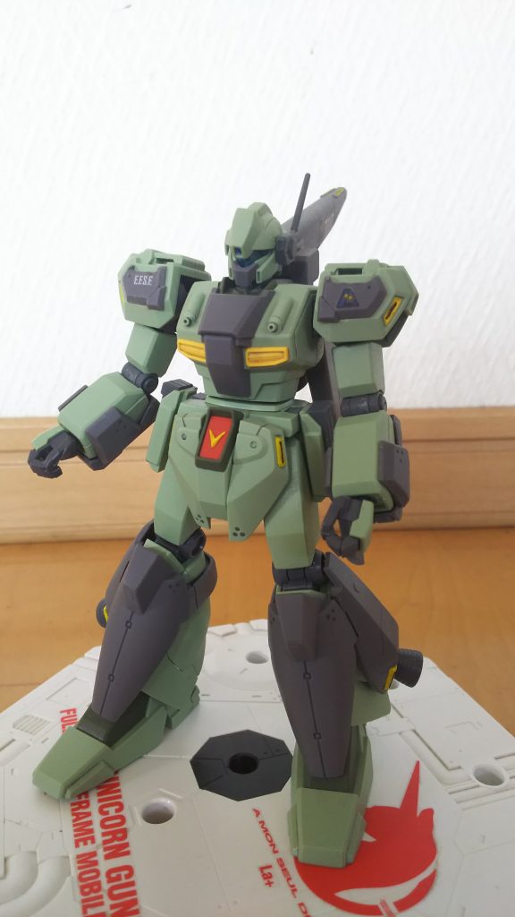 そして個人的にどうしても再現したかったのが劇中でもやっていた*ミサイルポッドのパージ*です。残念ながらHGでは再現してなかったのでデザインナイフでミサイルポッドとアーマーを切り離しました。やはりこの姿もカッコ良い！