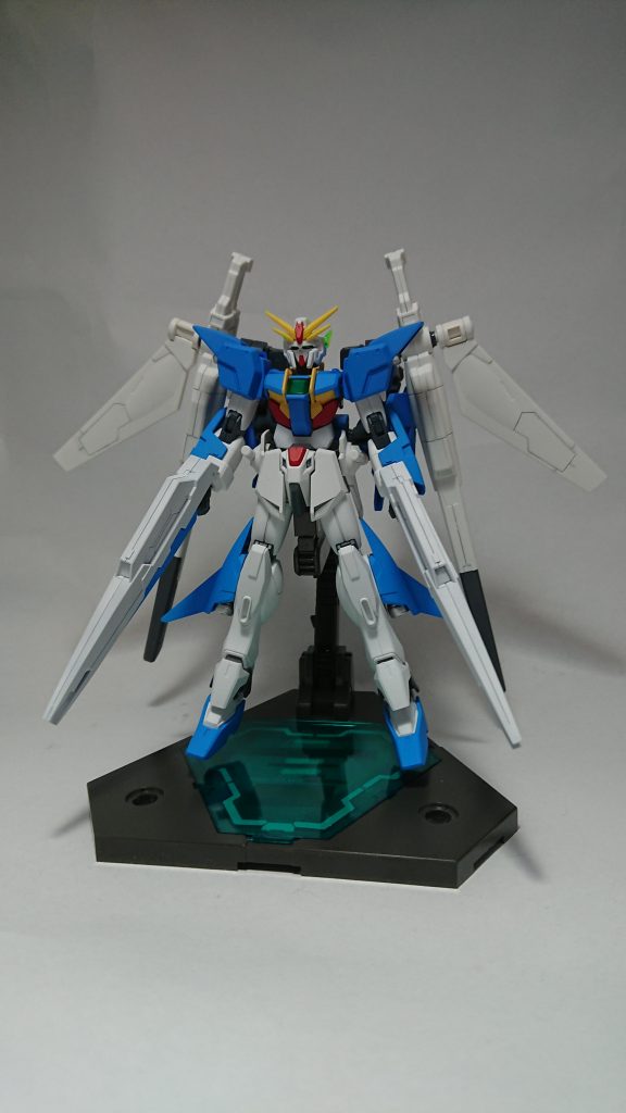 正面。いかにもガンダム、といった感じのカラーリング。