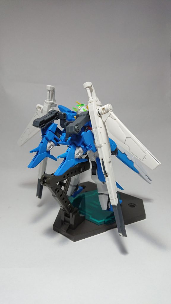 背面。太陽（GNドライブ）と月（サテライトキャノン）の夢のコラボ。