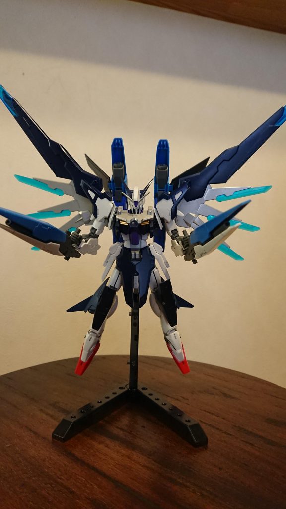 アマゾン川から続く海底3000メートルの深海からのみ採れる『ディープブルームーンストーン』を背部ウイングに装備したガンプラ。

ストーンから特殊なプラフスキー粒子を発生させており、耐圧性に優れたバリアを張る事で深海で行動する事が出来る。