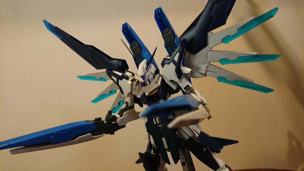 ＡＺガンダムに、シャイニングブレイクの足、スクランブルガンダムのウイングと、腰のサイドアーマーで完成させました。

自分的に凄くお気に入りです(^ω^)