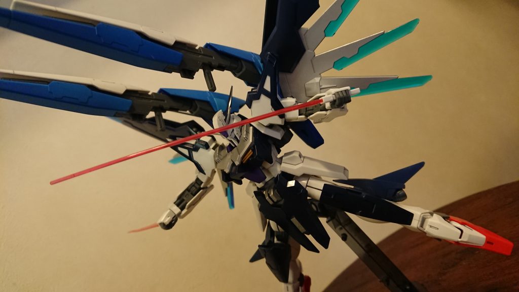 両手の『ネレイス ビームライフル』と連結する事により完成する『連結砲 フォルネウス』は、本機最大火力の武装である。