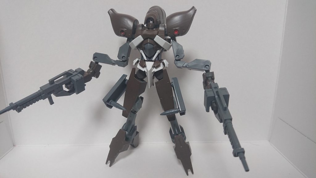 [武装]ライフル×２、ハンドガン×２、脚部クロー、脚部パイルバンカー、となっている。