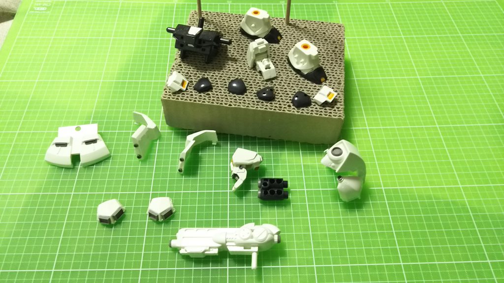 省略されていたバーニア類や開口部にディテールアップを試みました。