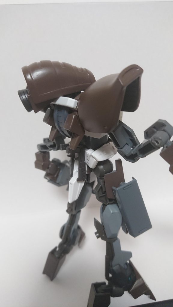 頭部に被さってるヘッドブースターは着脱可能であり頭部を守る為の装甲としても役立っている。