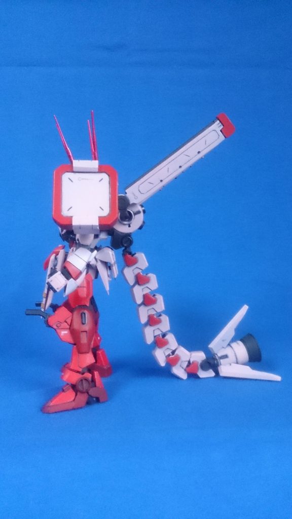 射撃・高機動をメインコンセプトに置いた機体。バックパックに目を引く尻尾。莫大な推進力を生む大型スラスターと、それを支え多方向へと柔軟性の効くユニットにより構成される『フレキシブル・テールスラスター』。これにより、空間戦闘であらゆる方向へ急制動の効く、またクセの強い機体となっている。