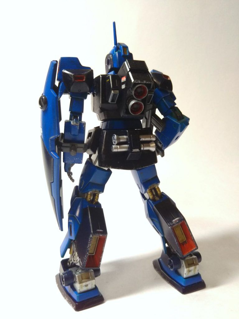 細かい部分はガンダムマーカーやタミヤペイントマーカーで塗ってます