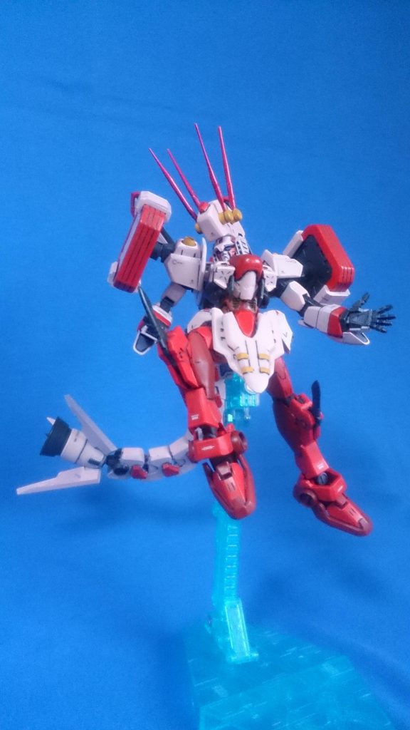 脚部膝に、対ビームコーティングを施したヒートマチェット×2。これは、手持ちの武器として以外にも、格闘武装として脚部で展開させてニーキックのような使用法がある。