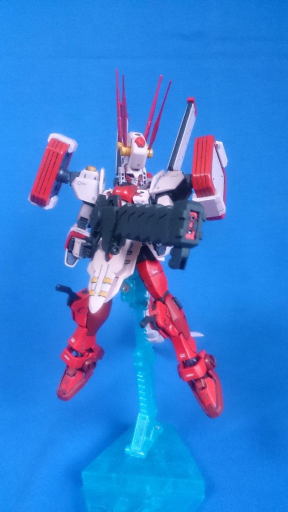 主武装はカーフティングビームライフル×2。ユニット式の砲身を収縮させることにより、通常レンジとロングレンジに使い分けが可能。この武装の最大の特徴であるのが、砲身ユニットを曲げることによって、曲がるビームを撃ち分けることが出来ること。