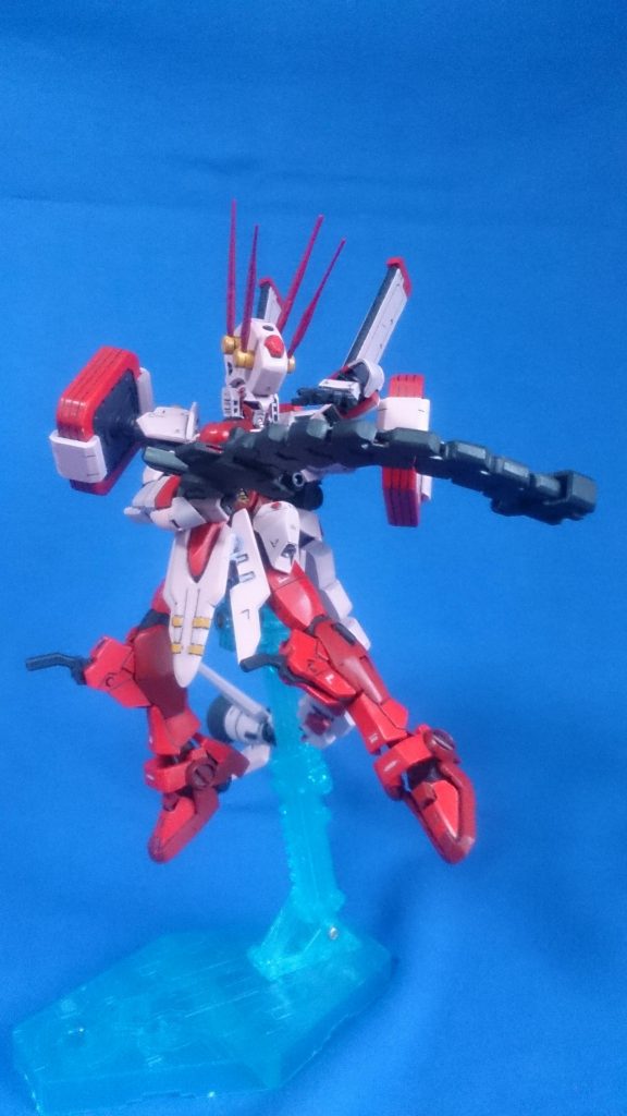 これによって、遮蔽物の陰から目標を狙い撃つなど、トリッキーな攻撃を可能としている。また、接近された時の防衛策として、曲げた砲身にビームを張りビームレシーバーとして攻撃を受け止めることも。