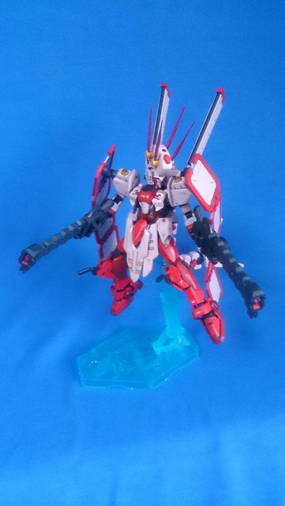 また、この機体のもう一つの特徴であるのが、両肩に装備された防御ユニット『プレートマント』。高機動を主眼においているため、足を止めシールドを使った防御方法ではく。被弾率を下げ、致命箇所へのダメージを減らす方法を選択したものとなっている。