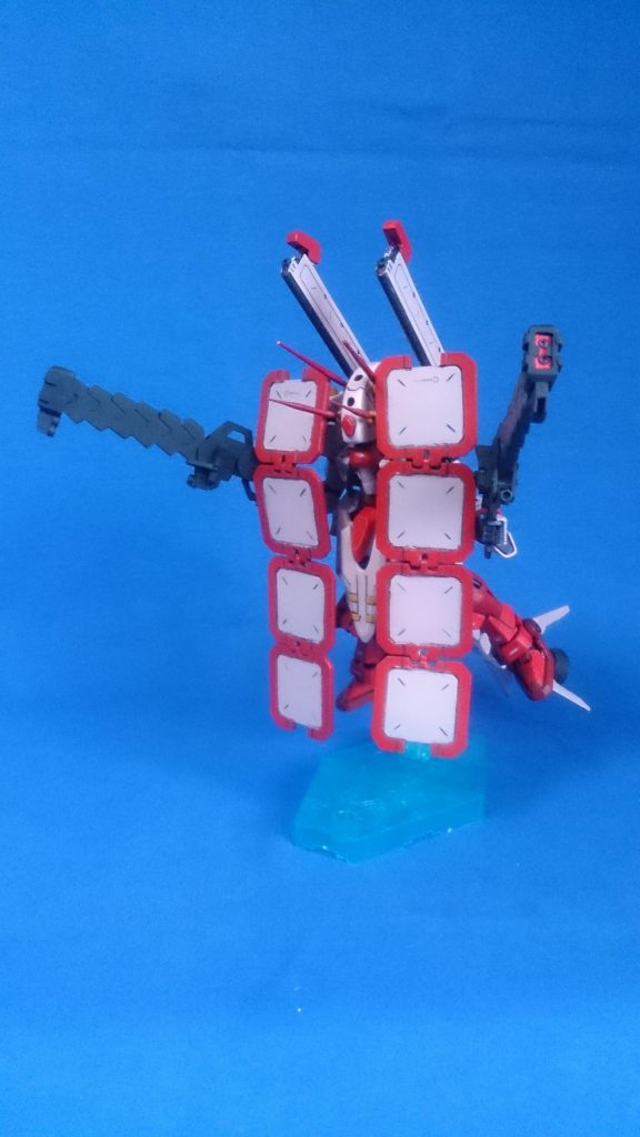 プレートを広げて前方へと展開、そのまま射撃を加えながら目標へと突撃。接近後、機体を回転させてプレートを振り回し、質量兵器として攻撃するなどの使用方法も考慮されている。