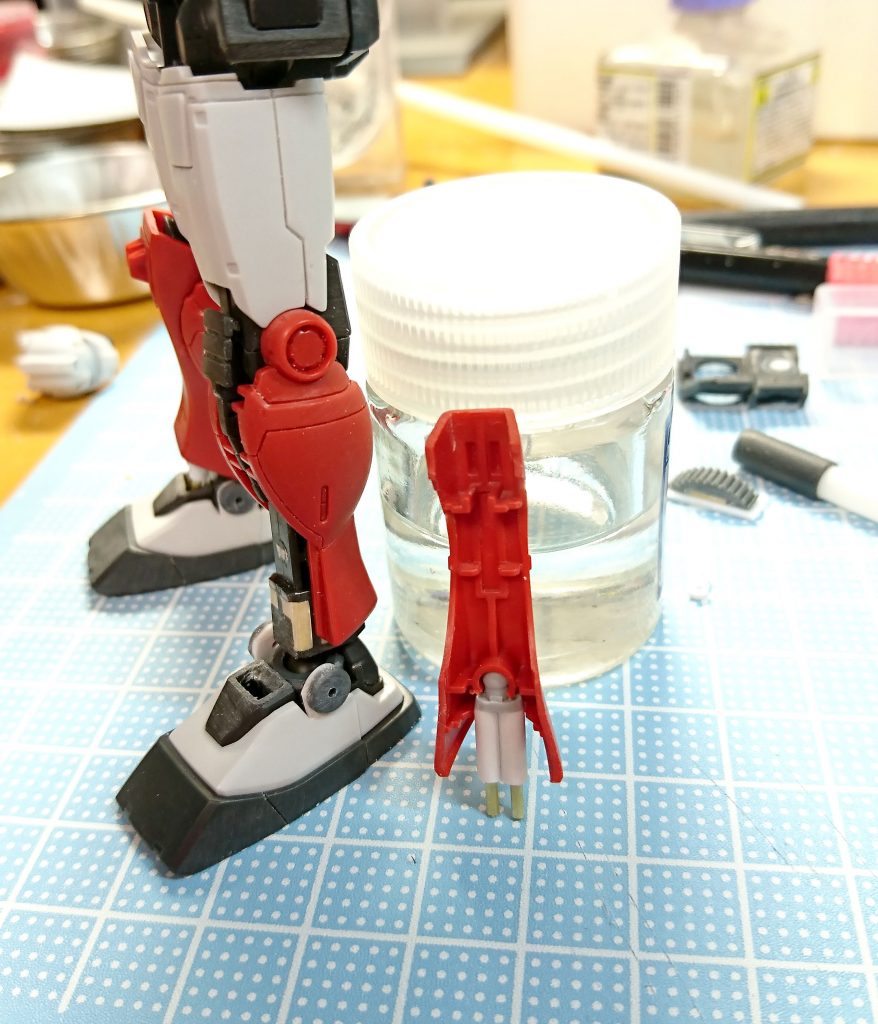 シリンダーは装甲裏のダボを加工して取り付けてあります。