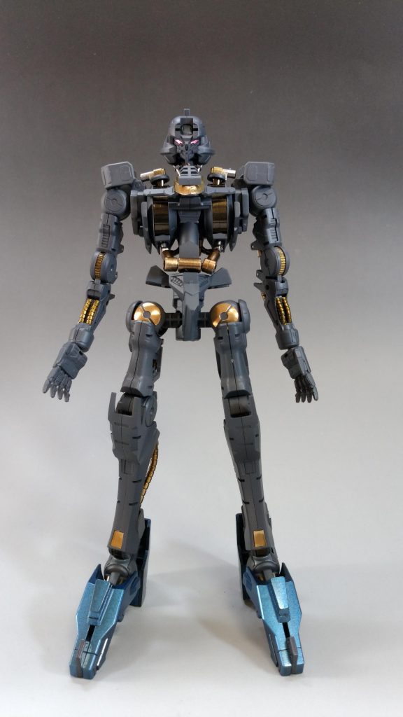 装甲を付けたらほぼ見えなくなるのは分かっていたのですが、ゴールド、シルバーで塗り分けるのにマスキングテープ地獄でした