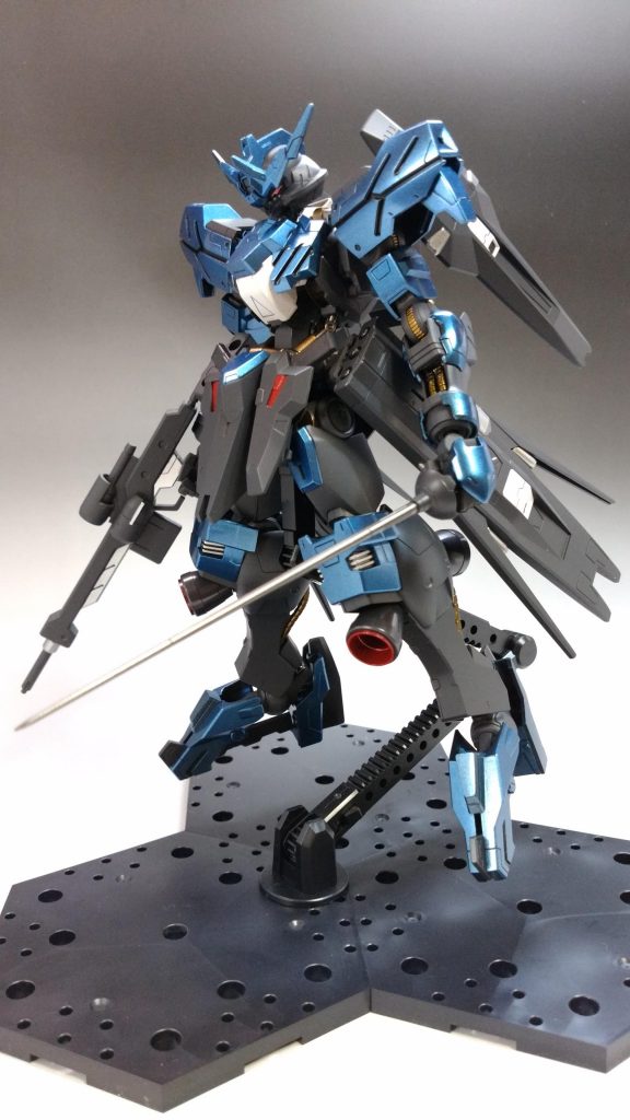 ライフルもシルバーで部分塗装したのですが、1色でも良かったかな