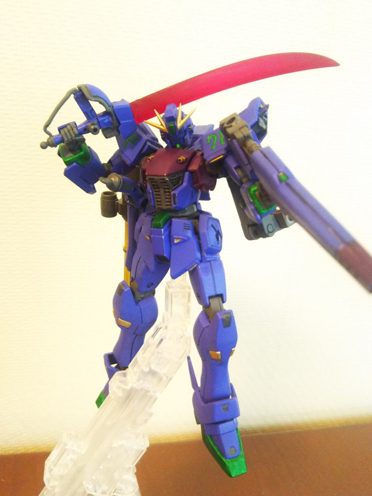 基本は缶スプレーで塗装。細かいところは、筆やガンダムマーカーでちまちま塗りました。

元のプラモデルが小さいため、まあ素人には塗り分けが大変なこと……。
