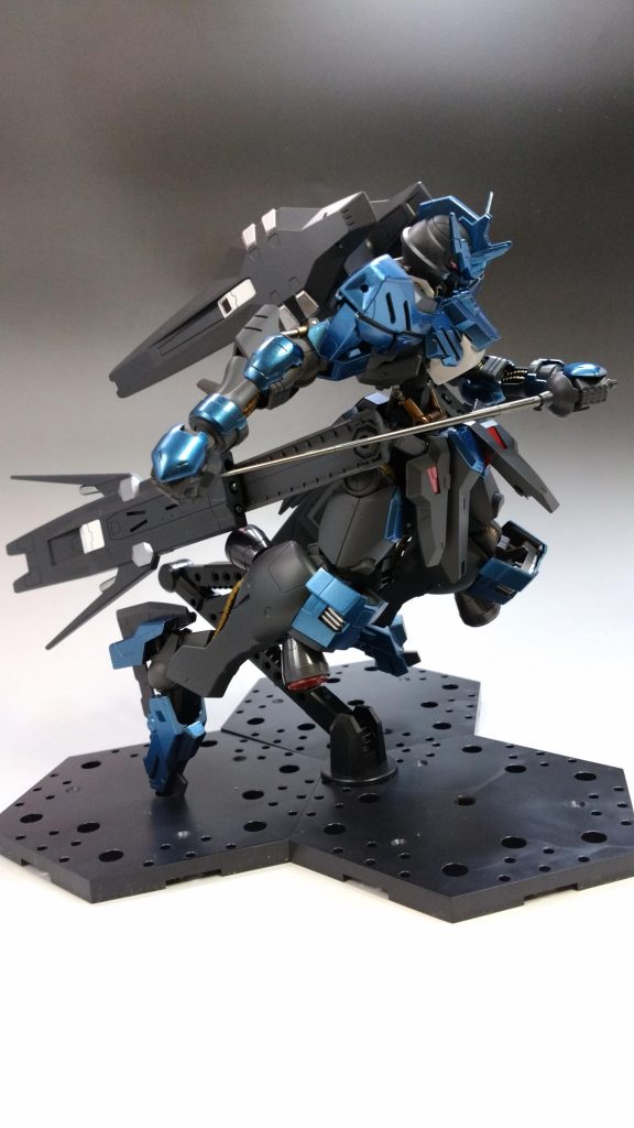 青の装甲は、完全乾燥して色が若干濃くなり
クリアーを吹いて締まってさらに濃く、思ったより淡く仕上がってしまいましたが、これはこれでいいんじゃないかと