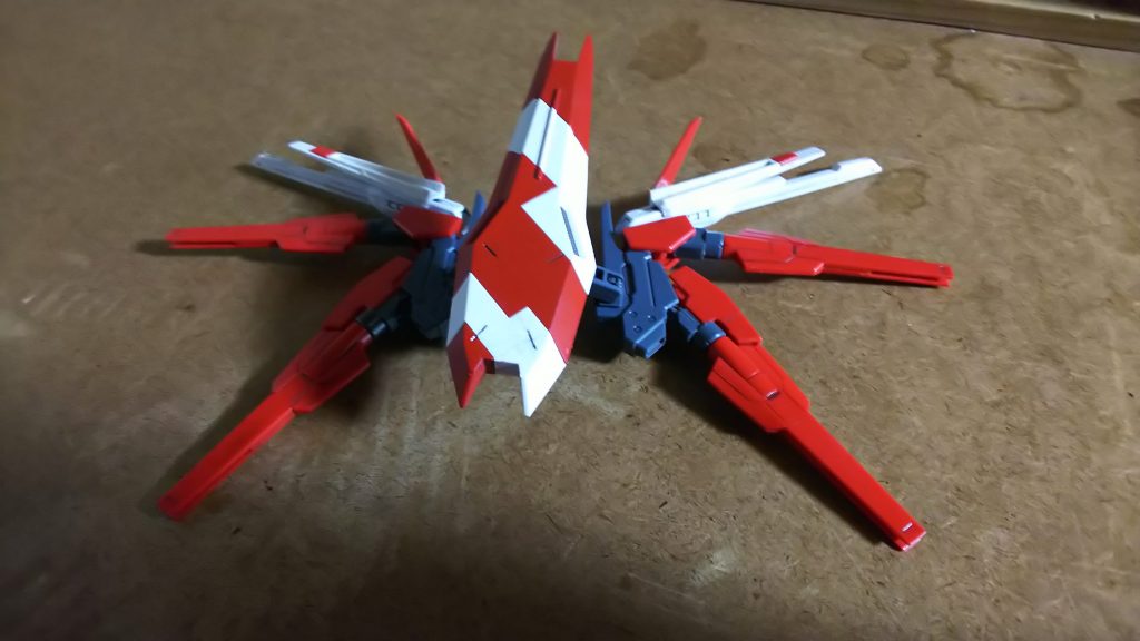 バックパックです。
ノワールのバックパックの接続部とふみなのバックパックのパーツ、リボーンズのファング、スタービルドストライクのビーム砲、Hi-νのシールド…
装備がもりもりになってます。
見た目が蟹とか海老みたいですが、残念ながら食べられません。