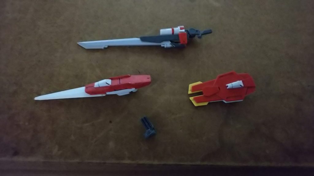 メインの武装です。
ビームライフル/ソードはノワールの剣を加工
シールドは細い方はGNソードⅡとガンダムラジエルのシールド、ネオジム磁石を仕込んでいて、ビルドストライクのシールドとくつけています。