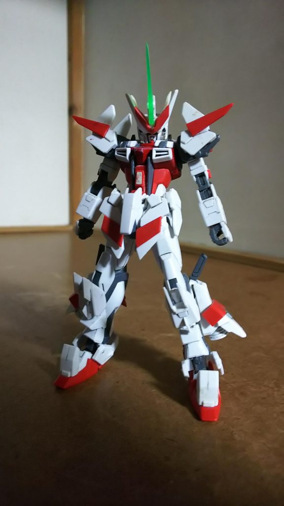 武装、バックパックを外した状態です。
脚のところ、スタービルドストライクの追加パーツを加工し、アーマーシュナイダーを収納するスペースを設けました。
…ただ、フル装備の際はほぼ使われない可能性が高いです。