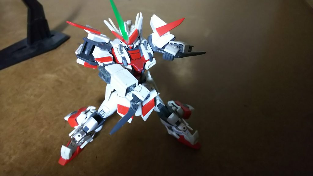 アーマーシュナイダーは左右で形状が異なります。
切りつけるという目的に合わせたかたちで形状をアレンジしてみました。