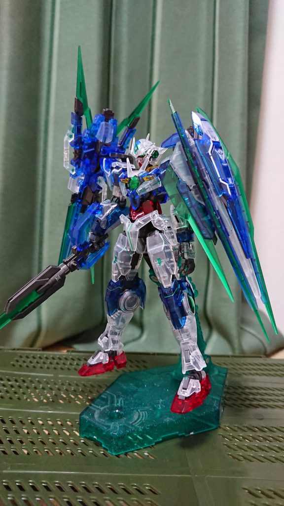 基本は以前プレバンで発売されたクアンタフルセイバーのクリアパーツ版です。追加されたものや変更されたものはないです。前回買いそびれた人やクリアパーツ好きな人にはオススメ。カッコいいです。
今回スミ入れは全てメタリックグリーンでしてます。