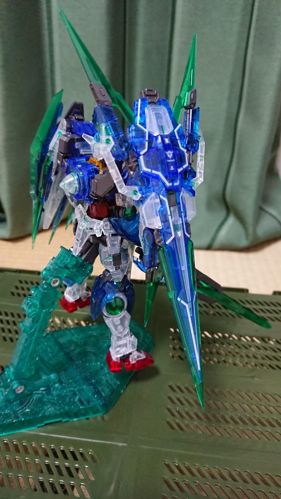 フルセイバーユニット。
でかい。色々組み換えできます。面積が広いのでクリアパーツが映えますね。ただ、そのままだとのっぺりしそうだったので、今回はマーキングシールも貼ってます。