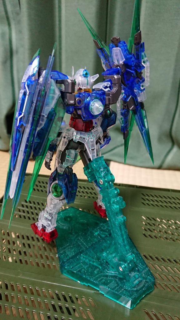 背中のGNドライブがコーンスラスターに変更。構造は通常カラーと同じですが、クリアパーツなので中に貼ったシールの反射がいい感じに発光しているように見えてよき。