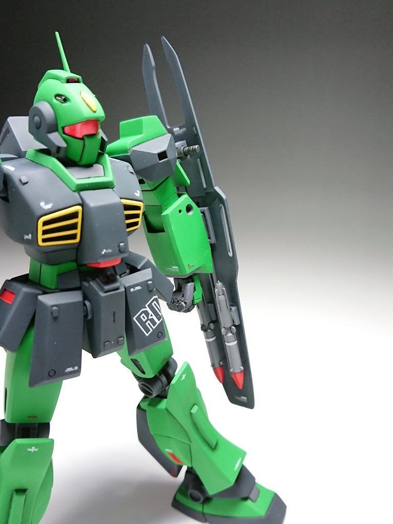 設定を見ていたらシールド裏にはオプション用ラッチがあるとの事でしたので、ミサイル×２と予備のサーベルをマウントしています。