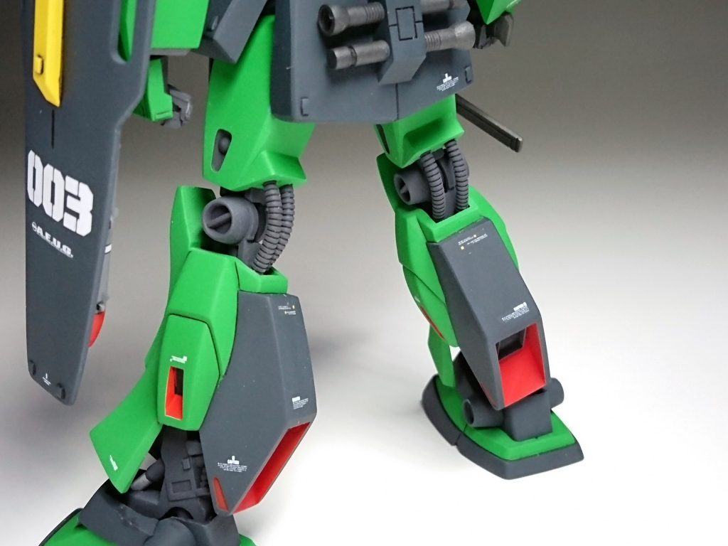 膝関節部分の動力パイプの為に可動は完全にダメです(-_-;)