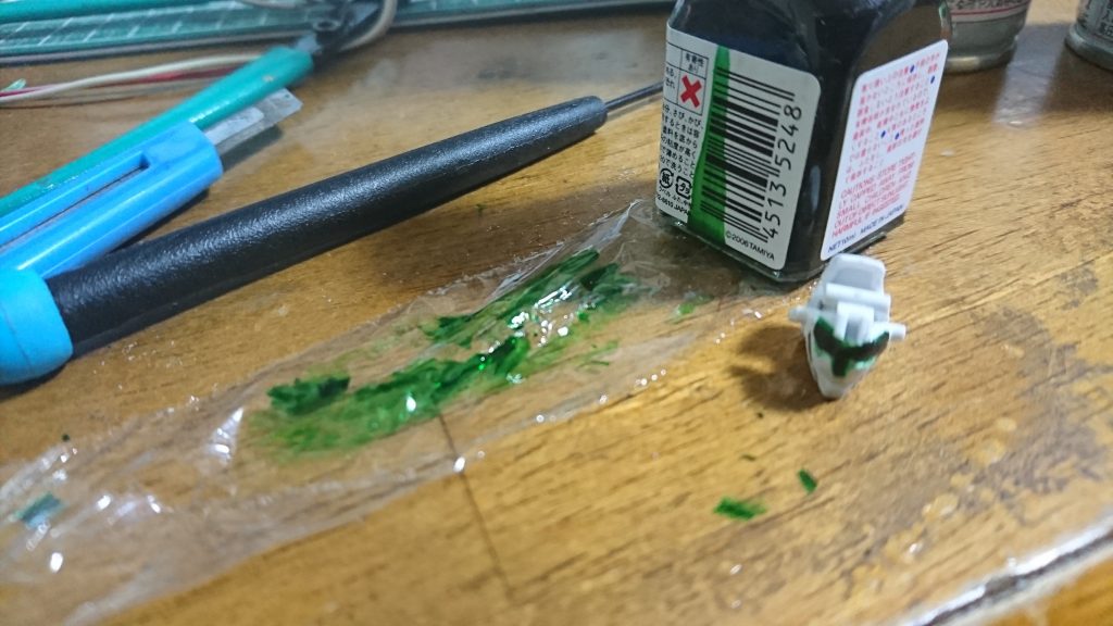 ユニコーンの目はラップに塗料を垂らし、乾いたらペリぺりと剥がして慎重に貼り付けました。 クリアパーツとかではありません 塗料そのものですw