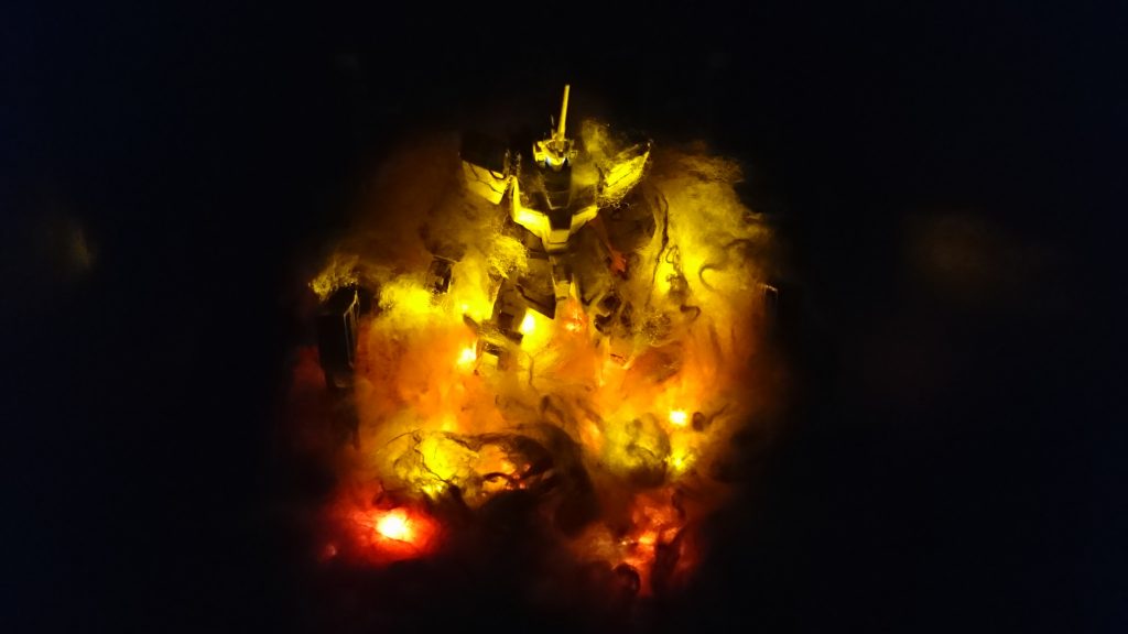 バナージが初めてユニコーンガンダムに搭乗するシーンをイメージしました。いくつものLEDライトで炎を再現しました。特にキャンドルライトを使って炎の揺らぎを表現できたと思います