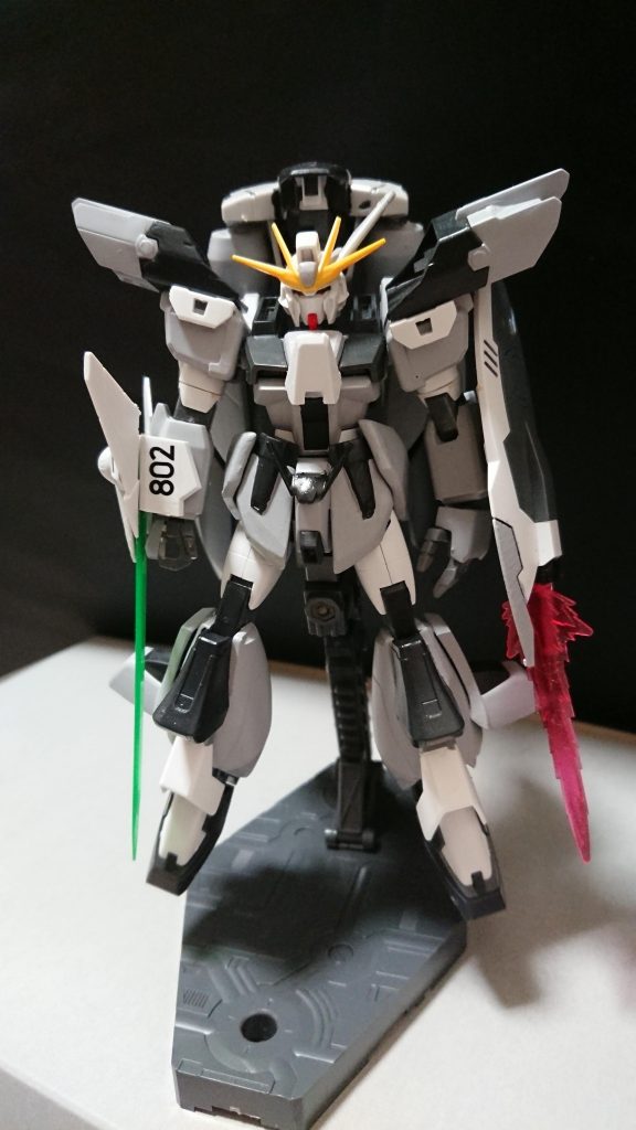 機体名：プロト・ウェイン

[武装]頭部バルカン、複合兵装防盾システム、GNソードP、両肩部小型滑腔砲、ファング×８、固定式ドラグーン、カノン砲、

[総合スペック]1.0～13.0の内。
8.5と断定。

Wayneと言う意思を持つとされるプログラムが操作している機体、ありとあらゆる場所で重力を無視した動き(いつでも無重力下にいるような動き)をする機体を夢見たウェインが何らかの形で頭部以外の体を作り出した。
後にレッドインパルス(GUNSTAに投稿済み?)を戦闘不能にしてインパルスのエネルギー源となっていた頭部を強奪し、未完成な機体の体に頭部を移植してプロト・ウェインは完成した。
少々安定性に欠けるが脚部のスラスターを使って数分宙に浮くことが出来る、しかし通常の飛行が可能な為あまり意味をなさない上やってる事がドムと大差ない。
現状、地上より宇宙での運用が最適とされる。

GNソードPの[P]はpseudoのPである、多少の伸縮可能なビームソードだ。
両肩部小型滑腔砲(再現出来ず)は射程距離が長く単発式になったバルカンのような物であり大した火力は無い、敵を怯ませる為の武装。