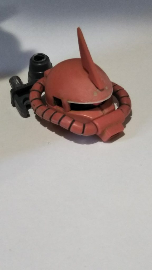 0．2ミリ位のプラバンをひさしに貼ってモノアイはくり貫いてランナーにシルバーシールを貼ったものを刺して市販のピンクレンズつけました。