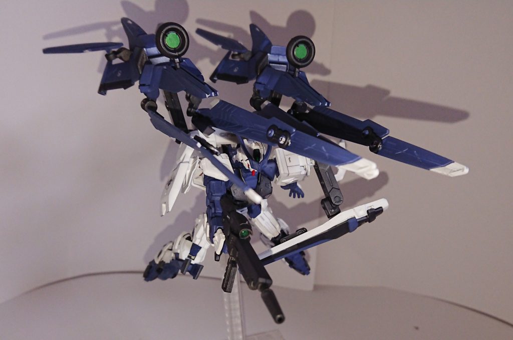 アクション2です。スマートガンを展開して砲撃戦とする状態で、台座がないと保持は難しい所です。
