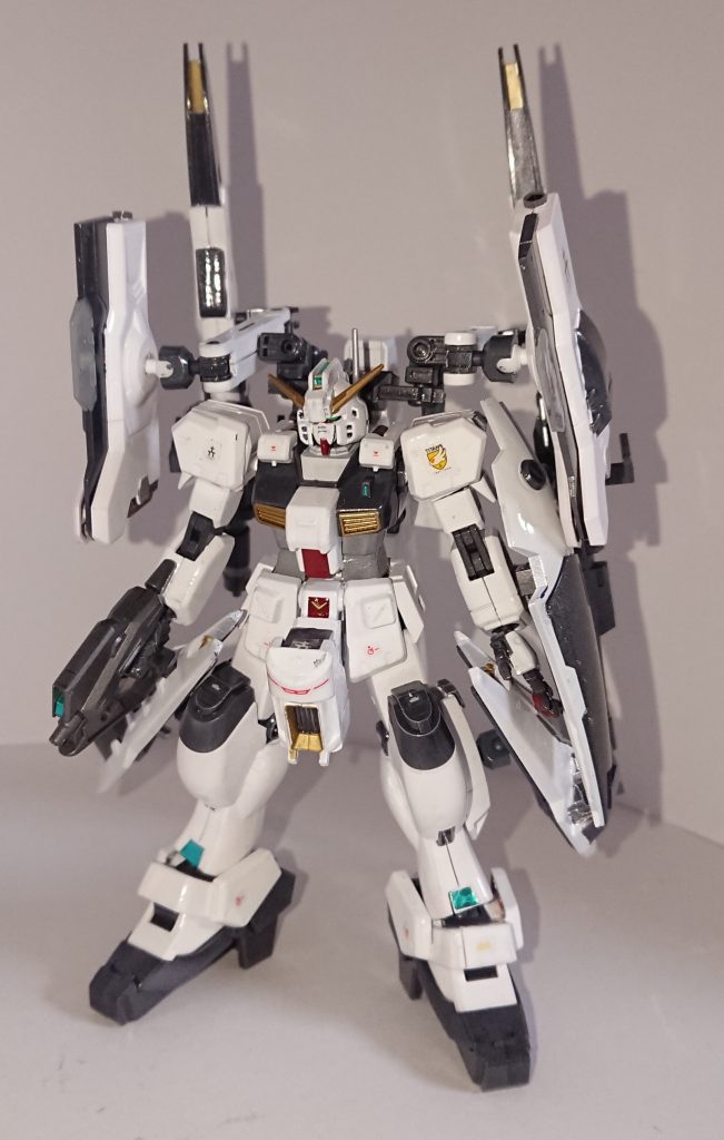 正面です。見た目はヘイズルとしていますが、本体は作成に当たってジムビームマスターをベースとしており、そこにガンダムヘイズルのパーツを組み込んで可動範囲を大きくしています。