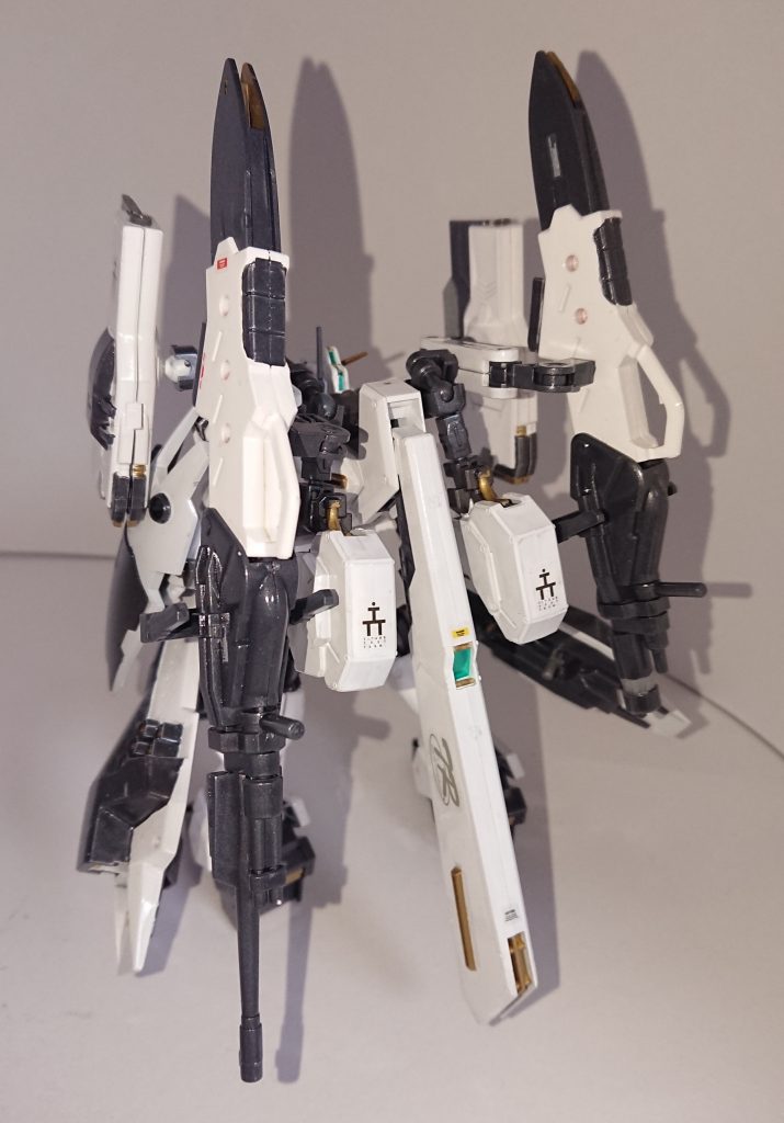 背面です。追加装備はヘイズル2号機のトライブースターをベースにしてカスタムパーツでチェンジリングライフルやその他の装備を接続しています。