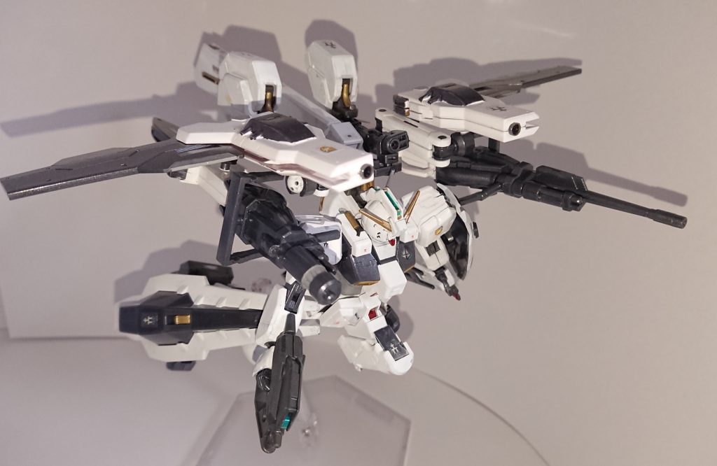 アクション２です。展開することでウイングを展開した巡航形態とすることができます。
この状態から強襲して装備した