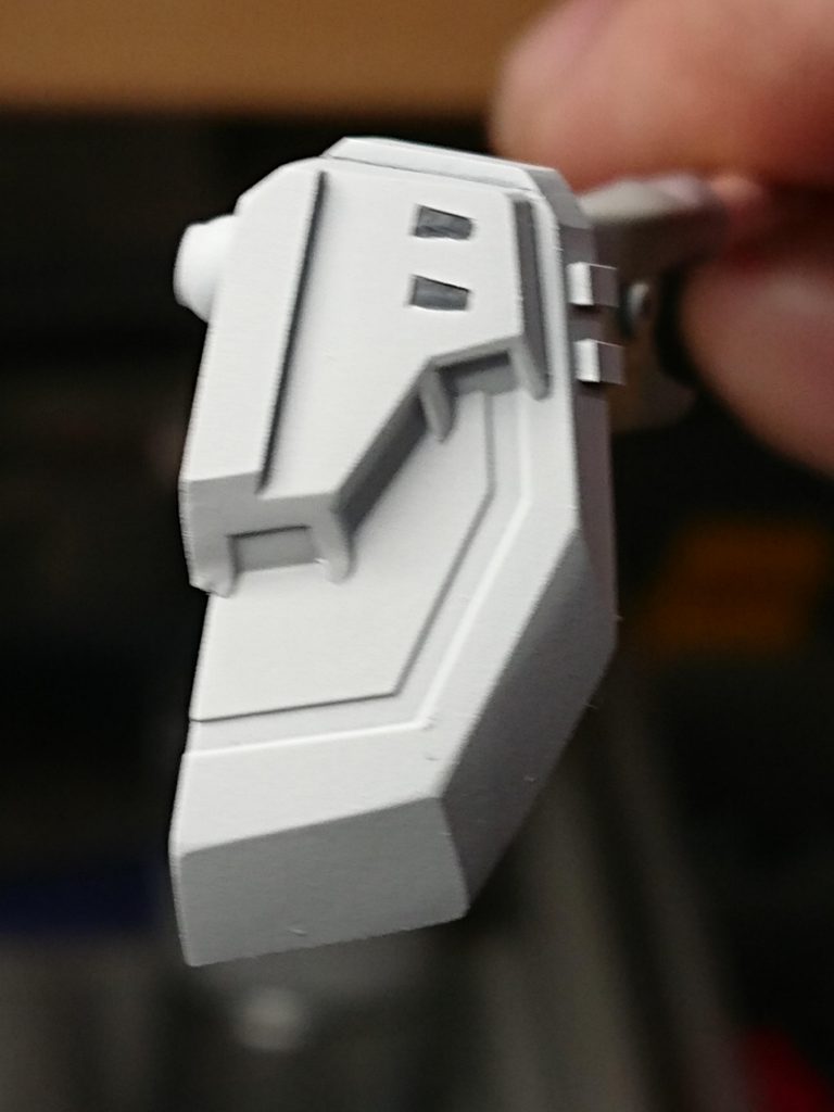 正面から見た時に腰全体が下がって見えたのと腹と腰の隙間が気になったのでプラ板でバランス調整と隙間隠しをしました